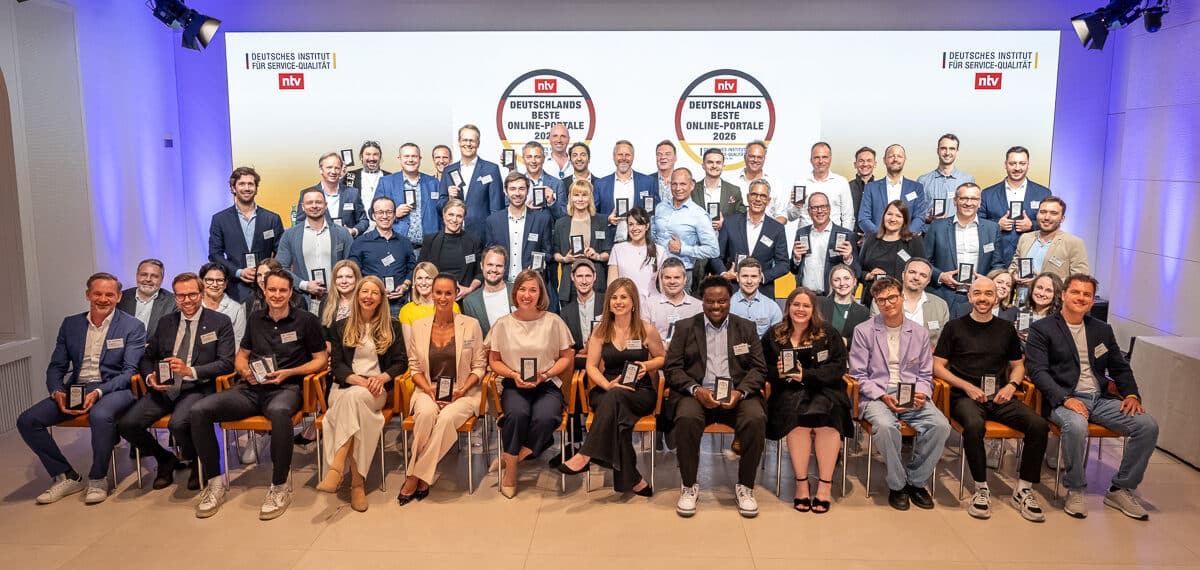 Felix Wiegand von Pamyra mit der Auszeichnung „Deutschlands beste Online-Portale 2026" auf der Bühne neben weiteren Preisträgern, im Hintergrund das ntv-Logo