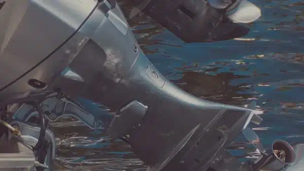 Au&szlig;enbordmotor an einem Boot