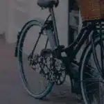 Fahrrad lehnt an einer Wand bereit f&uuml;r den Versand
