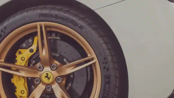 Autoreifen mit Bremse an einem wei&szlig;en Sportwagen