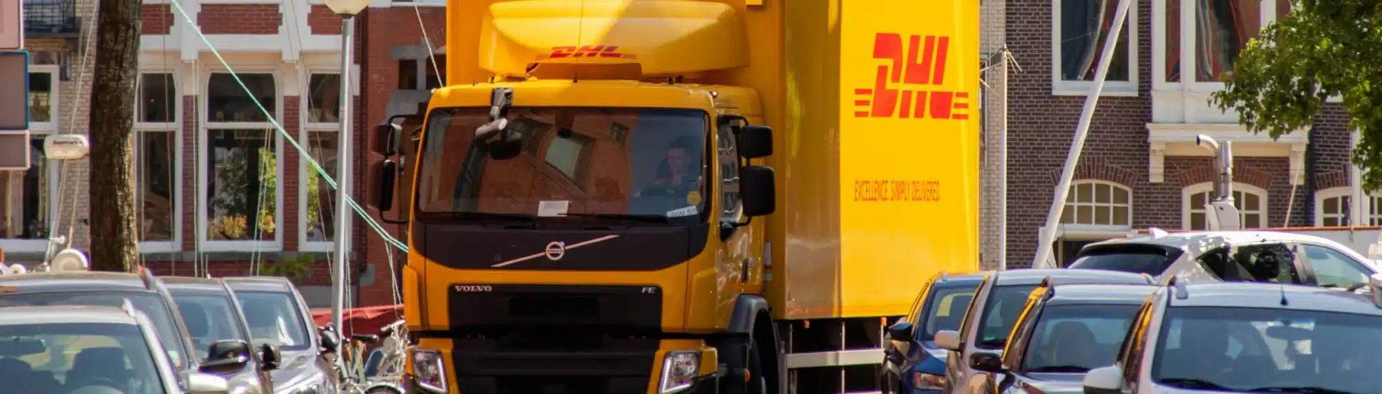 DHL Transport biegt in eine Stra&szlig;e ein