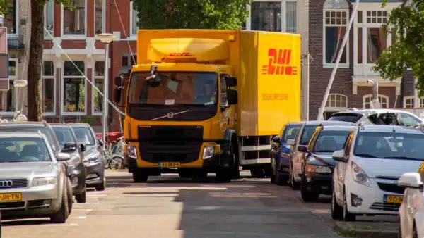 DHL Transport biegt in eine Stra&szlig;e ein