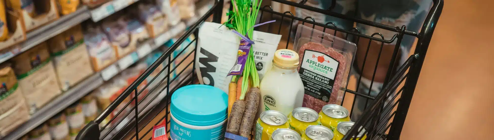 Einkaufswagen im Supermarkt mit Obst und Gem&uuml;se