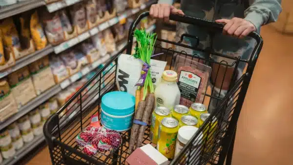 Einkaufswagen im Supermarkt mit Obst und Gem&uuml;se