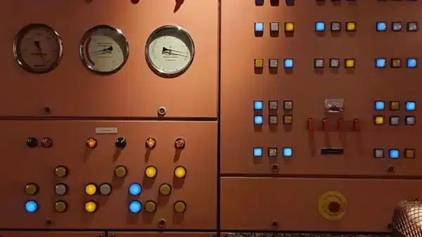 Elektronische Ger&auml;te mit Schaltern und bunten Kn&ouml;pfen