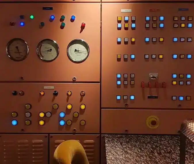 Elektronische Ger&auml;te mit Schaltern und bunten Kn&ouml;pfen