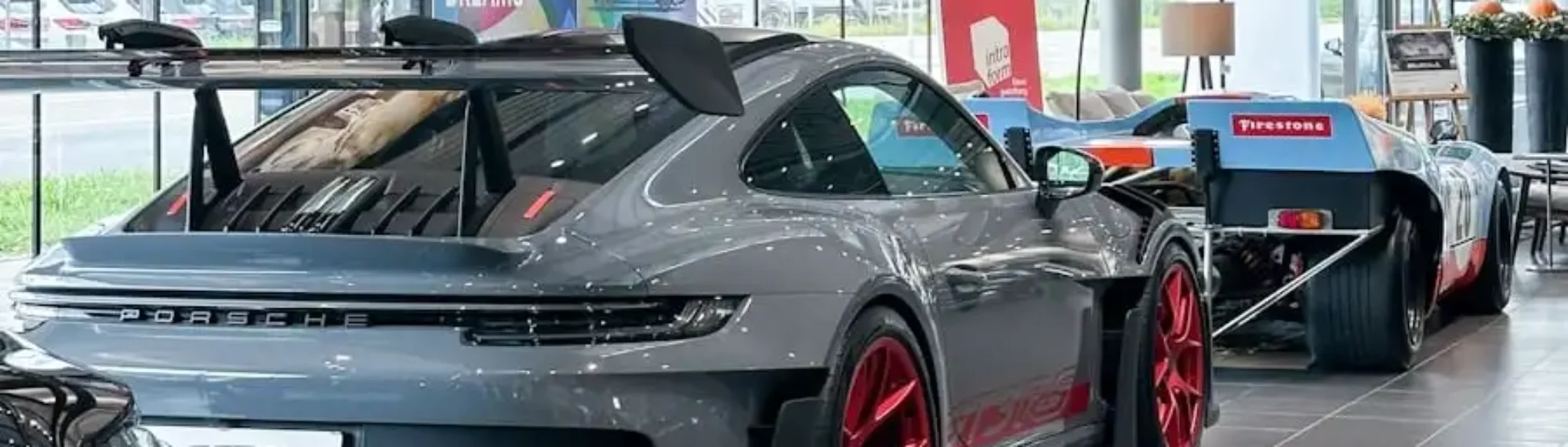 Fahrzeuge im Showroom