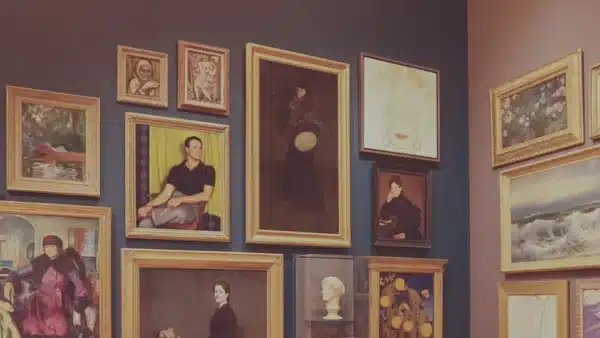 Viele Bilder und Gem&auml;lde an einer grauen Wand