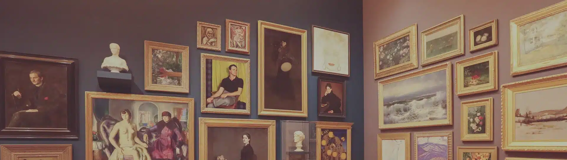 Viele Bilder und Gem&auml;lde an einer grauen Wand