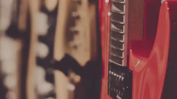 Gitarre an der Wand bereit f&uuml;r den Versand