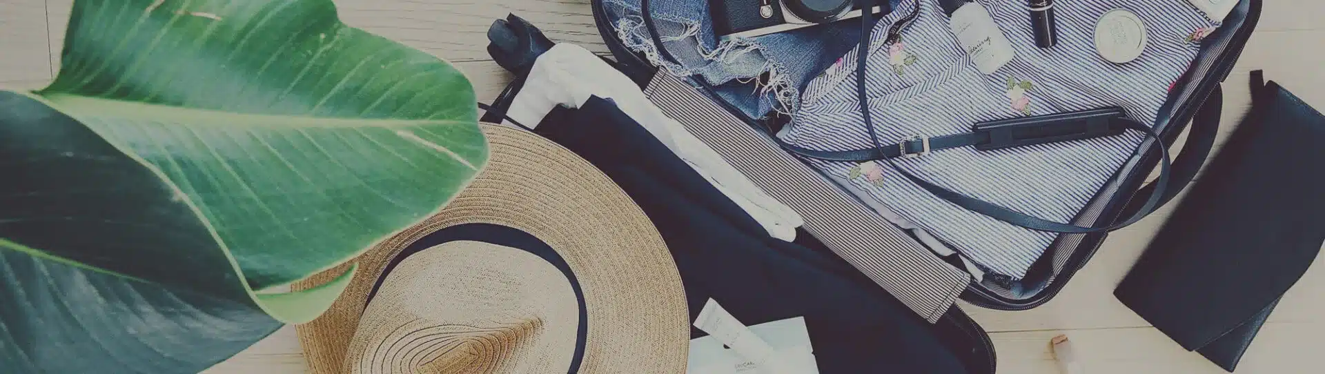 gepackter Koffer mit Hut, Kleidung bereit f&uuml;r den Versand