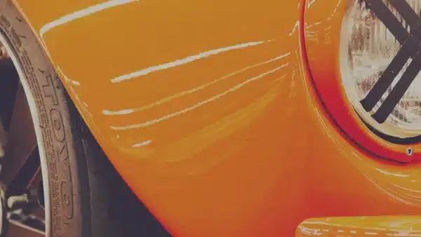 Kotfl&uuml;gel mit sportlichen Reifen und Scheinwerfer