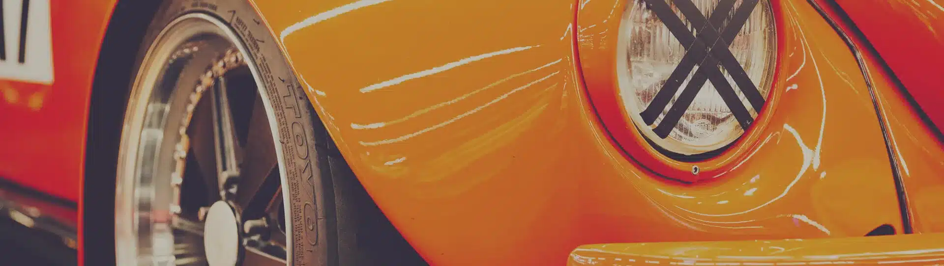 Kotfl&uuml;gel mit sportlichen Reifen und Scheinwerfer