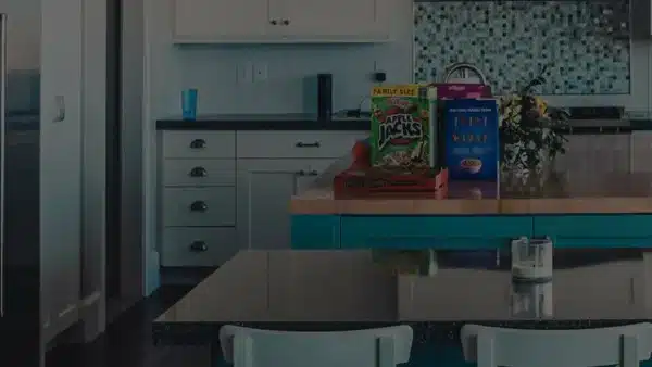 K&uuml;che mit Tisch, St&uuml;hlen und Geschirrsp&uuml;ler