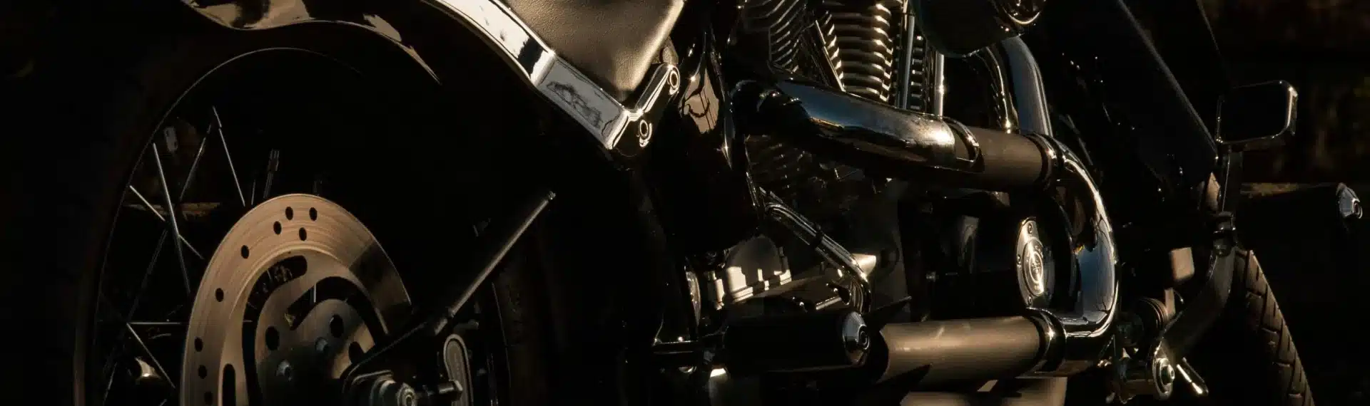 Motorrad im dunklen Zwielicht