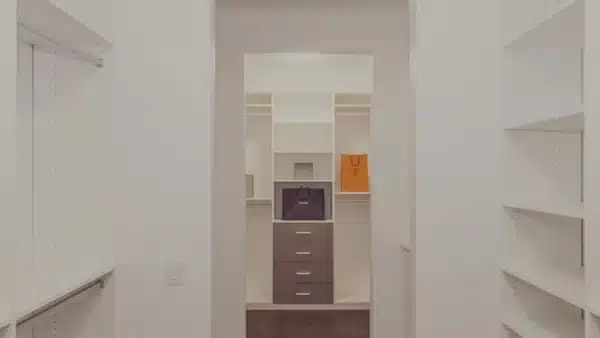 Gro&szlig;er Schrank f&uuml;r Kleidung