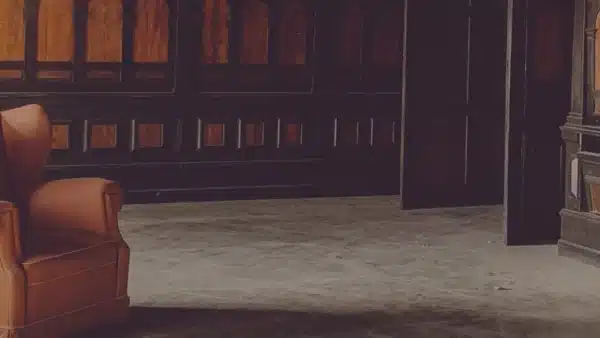 gem&uuml;tlicher Sessel wartet auf Transport in altem Haus