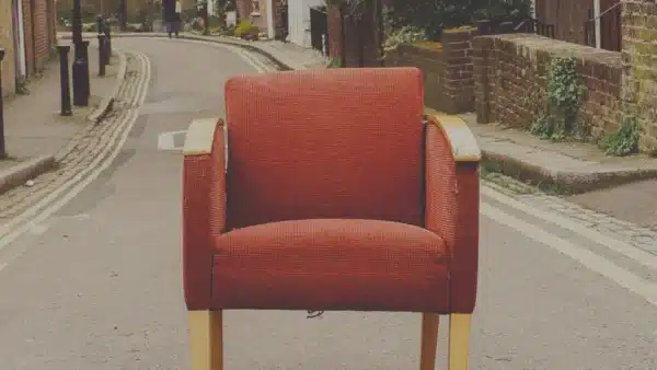 Stuhl bereit f&uuml;r den Transport auf einer einsamen Stra&szlig;e