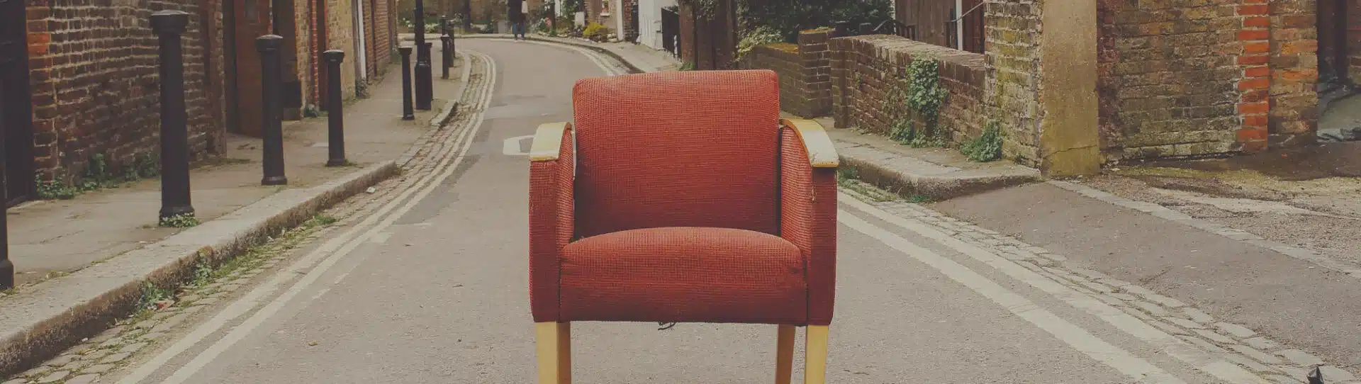 Stuhl bereit f&uuml;r den Transport auf einer einsamen Stra&szlig;e