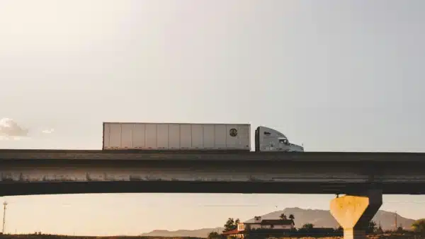 LKW auf eine rBr&uuml;cke im Sonnenaufgang