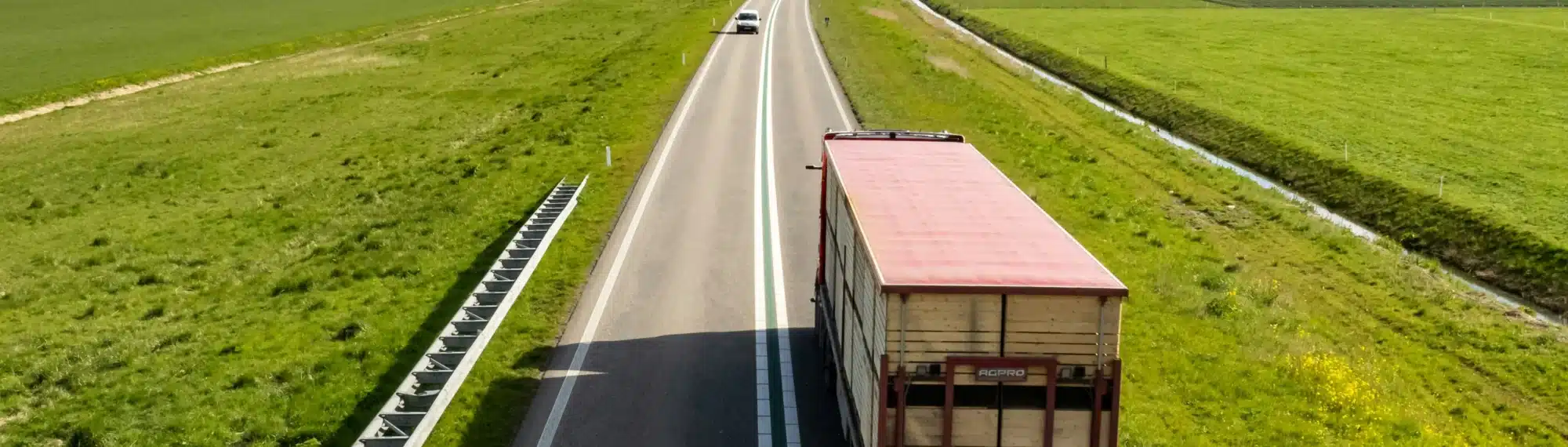 LKW auf einer Landstra&szlig;e