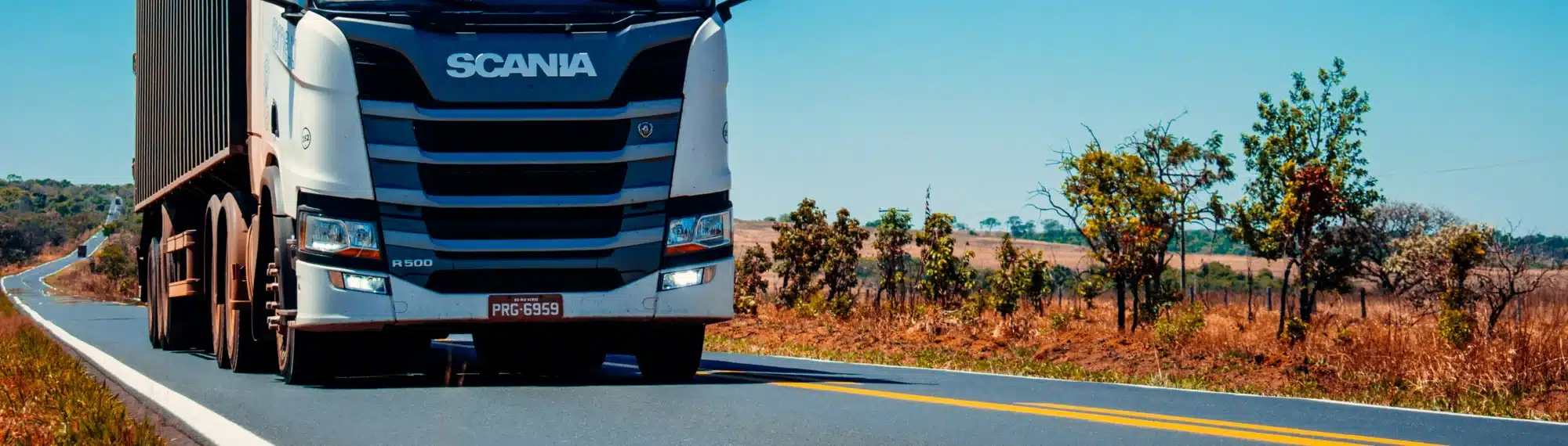 LKW auf einer wenig befahrenen Lanststra&szlig;e