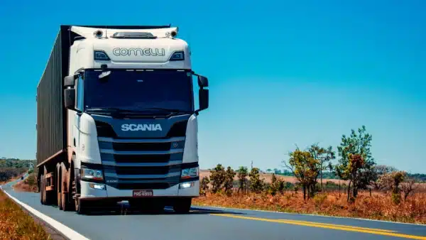 LKW auf einer wenig befahrenen Lanststra&szlig;e