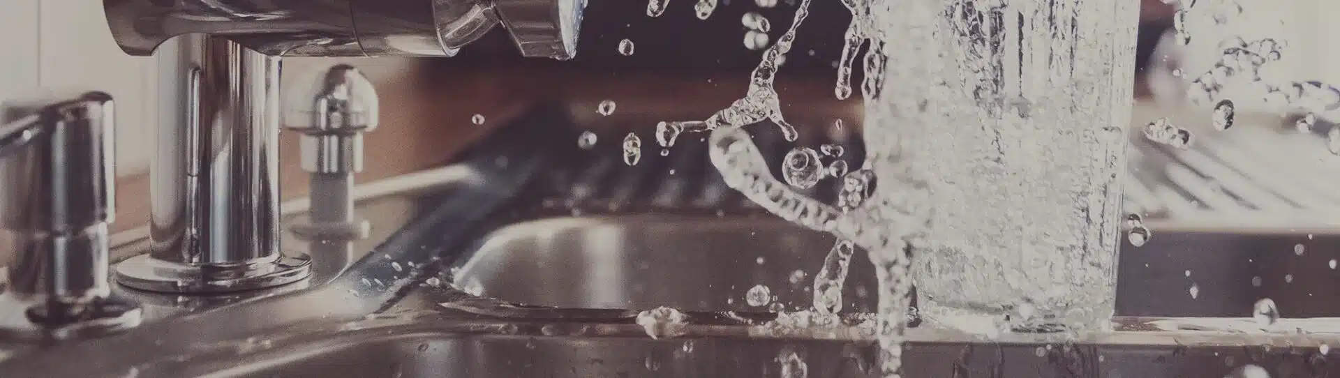 Waschbecken mit pl&auml;tscherndem Wasser