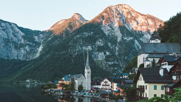 Berge und ein Dorf in &Ouml;sterreich