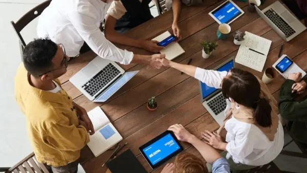 Studenten arbeiten an einem Tisch von oben fotografiert