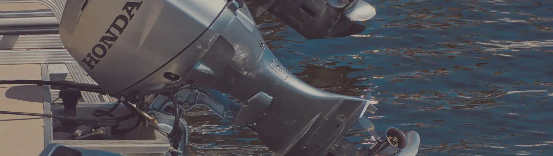 Außenbordmotor an einem Boot