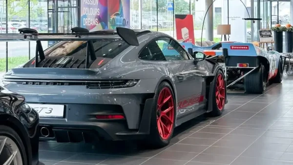 Fahrzeuge im Showroom