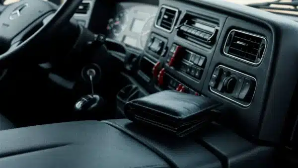 Fahrerkabine mit Lenkrad und Armaturenbrett eines LKW