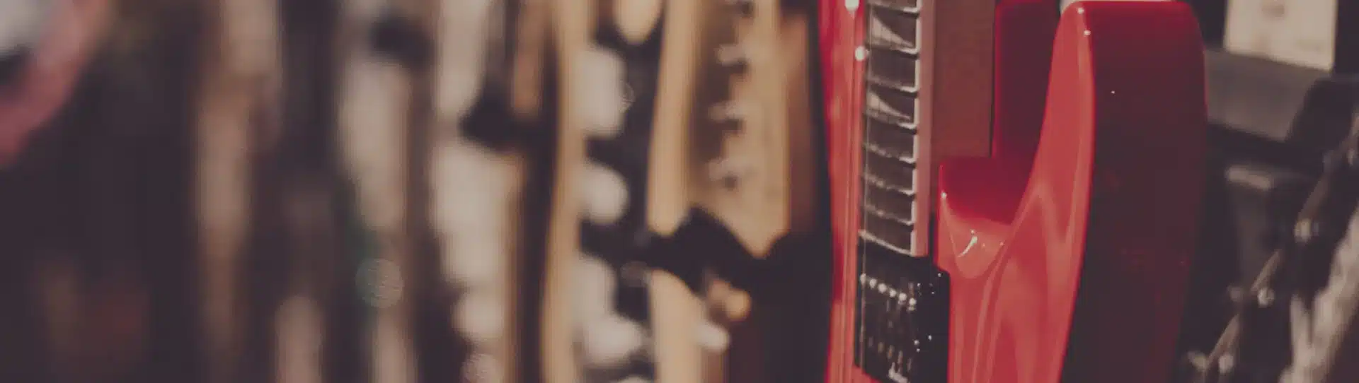 Gitarre an der Wand bereit für den Versand