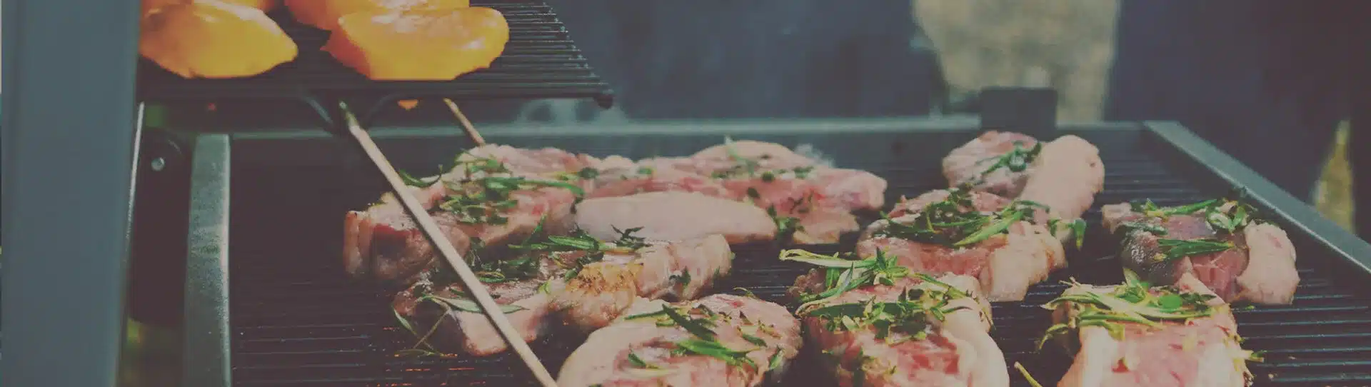 Grill mit Fleisch und Grillgut