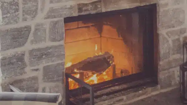 gemütliches Feuer im Kanin