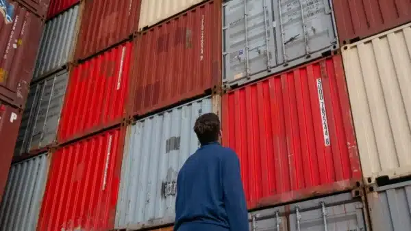 Mann steht voir Container Wand