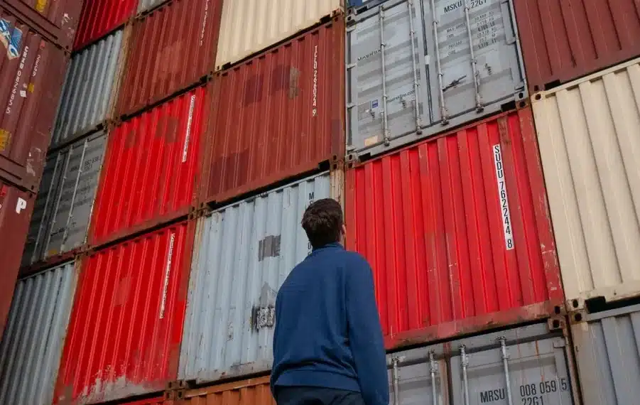 Mann steht voir Container Wand