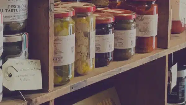 Regal mit Gläsern voller Gurken und Marmelade