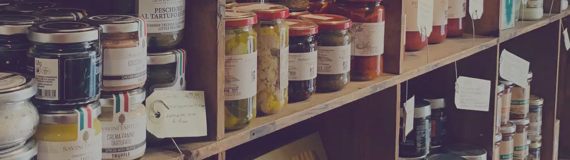 Regal mit Gläsern voller Gurken und Marmelade