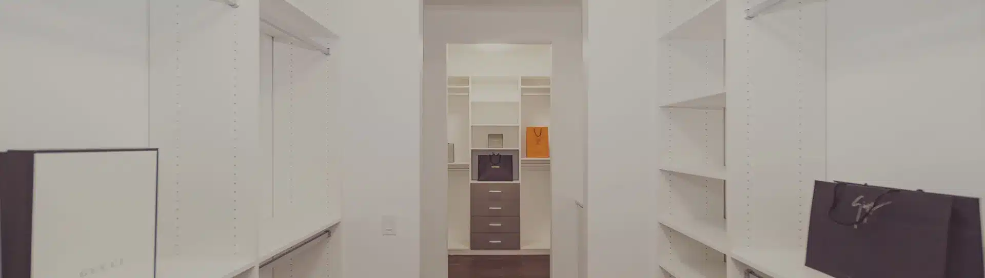 Großer Schrank für Kleidung