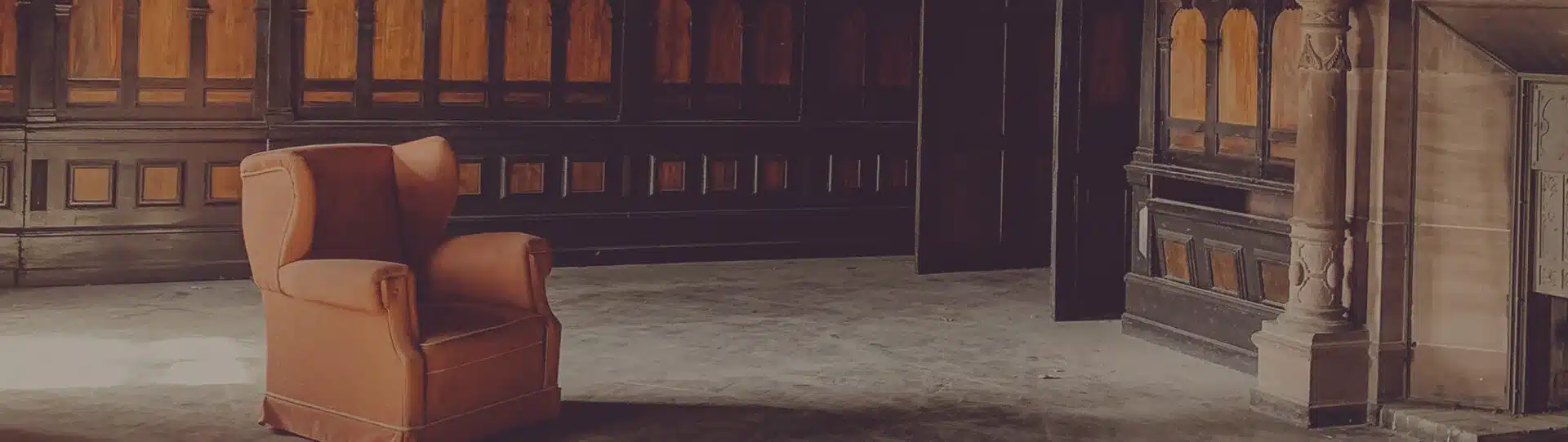 gemütlicher Sessel wartet auf Transport in altem Haus