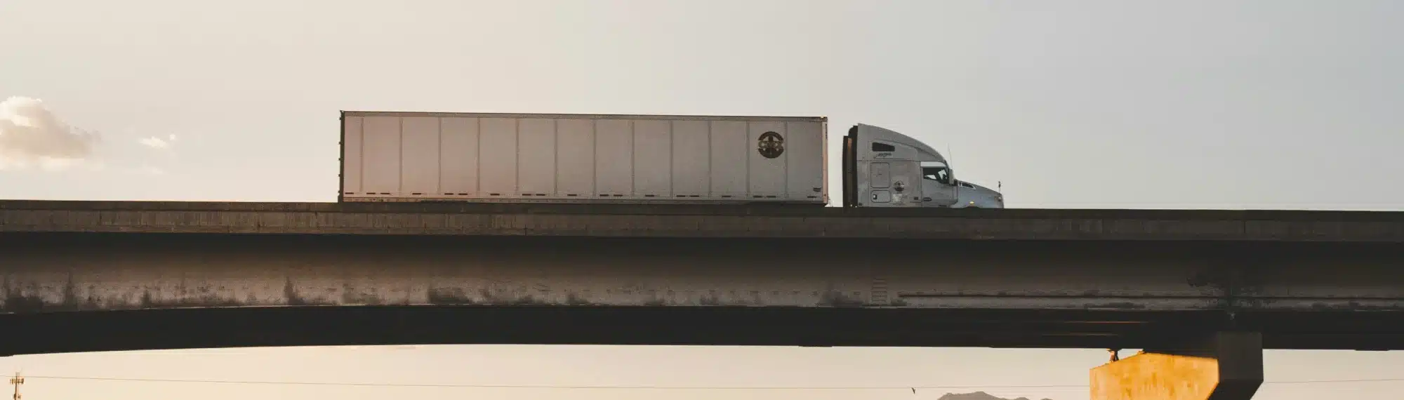 LKW auf eine rBrücke im Sonnenaufgang