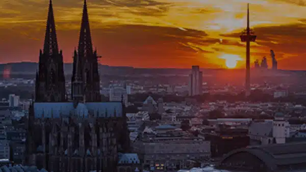 Kölner Innenstadt im Sonnenaufgang mit Kölner Dom