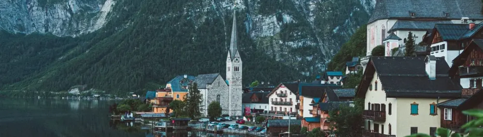 Berge und ein Dorf in Österreich