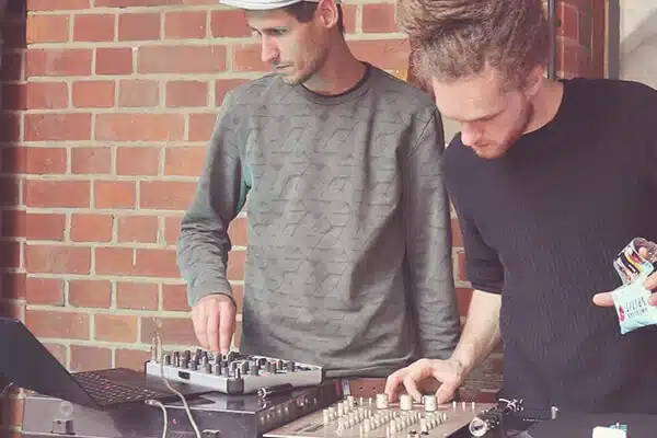 Gründer Felix und Steven am DJ Pult