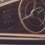 Autotür und Lenkrad eines Autos