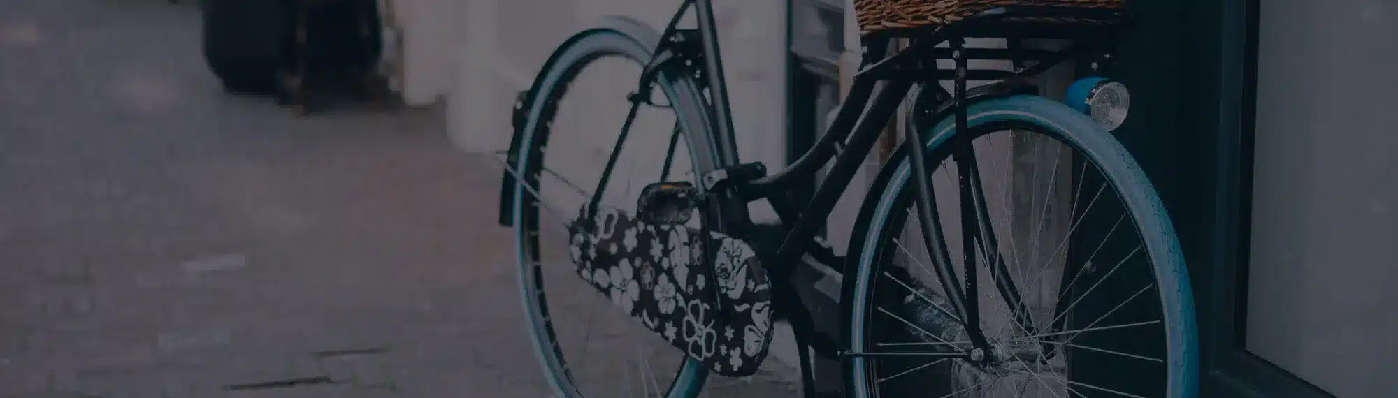 Fahrrad lehnt an einer Wand bereit für den Versand