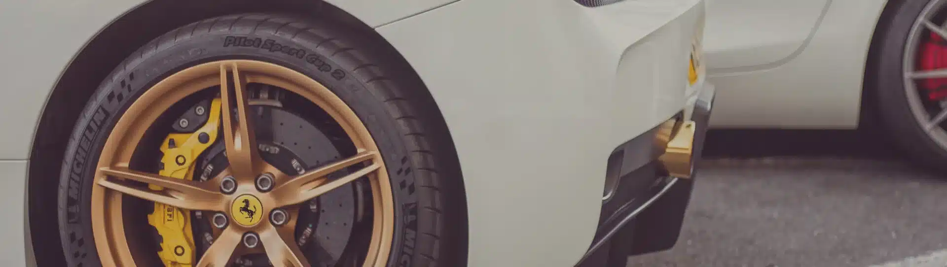 Autoreifen mit Bremse an einem weißen Sportwagen