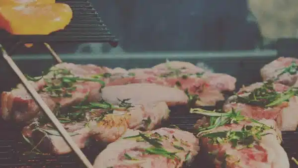 Grill mit Fleisch und Grillgut